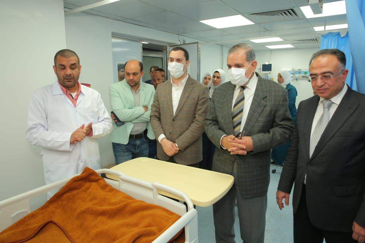 محافظ كفر الشيخ خلال الاطمئنان علي حالة الطفلة "جاسمين"