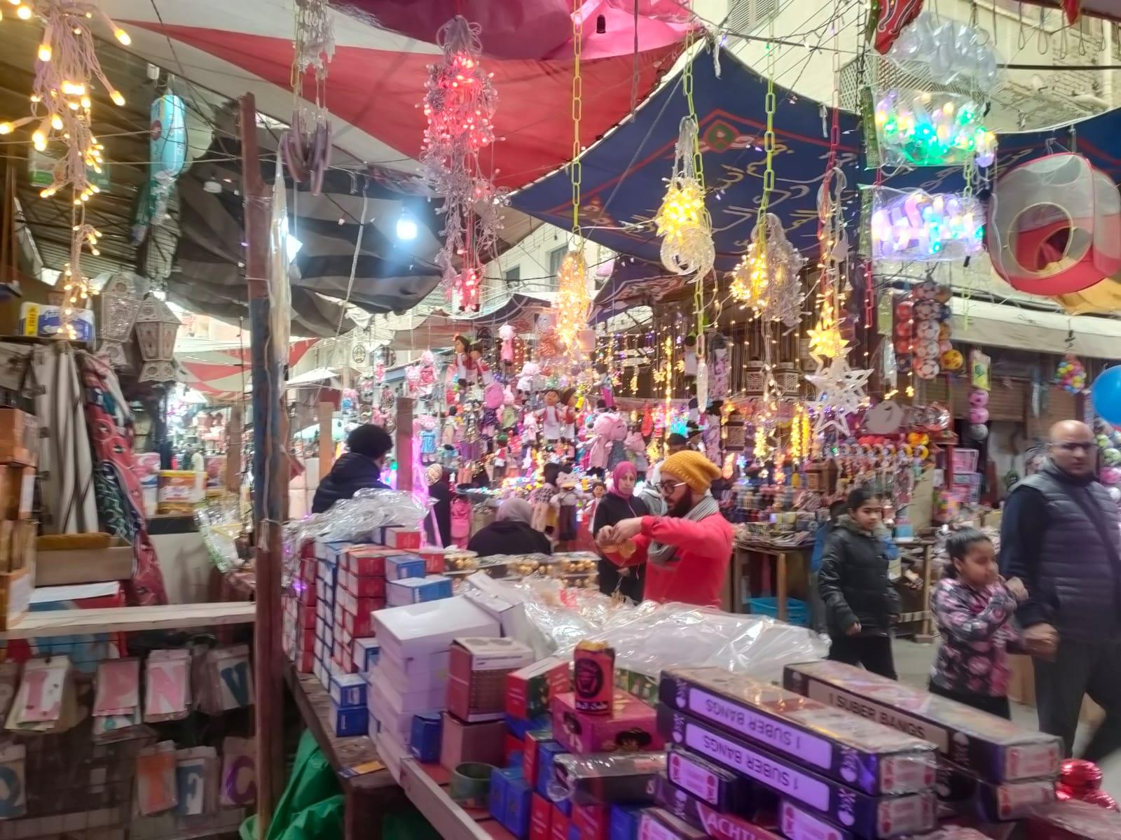 شوارع الإسماعيلية تتلون بأضواء فوانيس رمضان.. بوجي و طمطم وبكار الأكثر مبيعا |فيديو وصور 