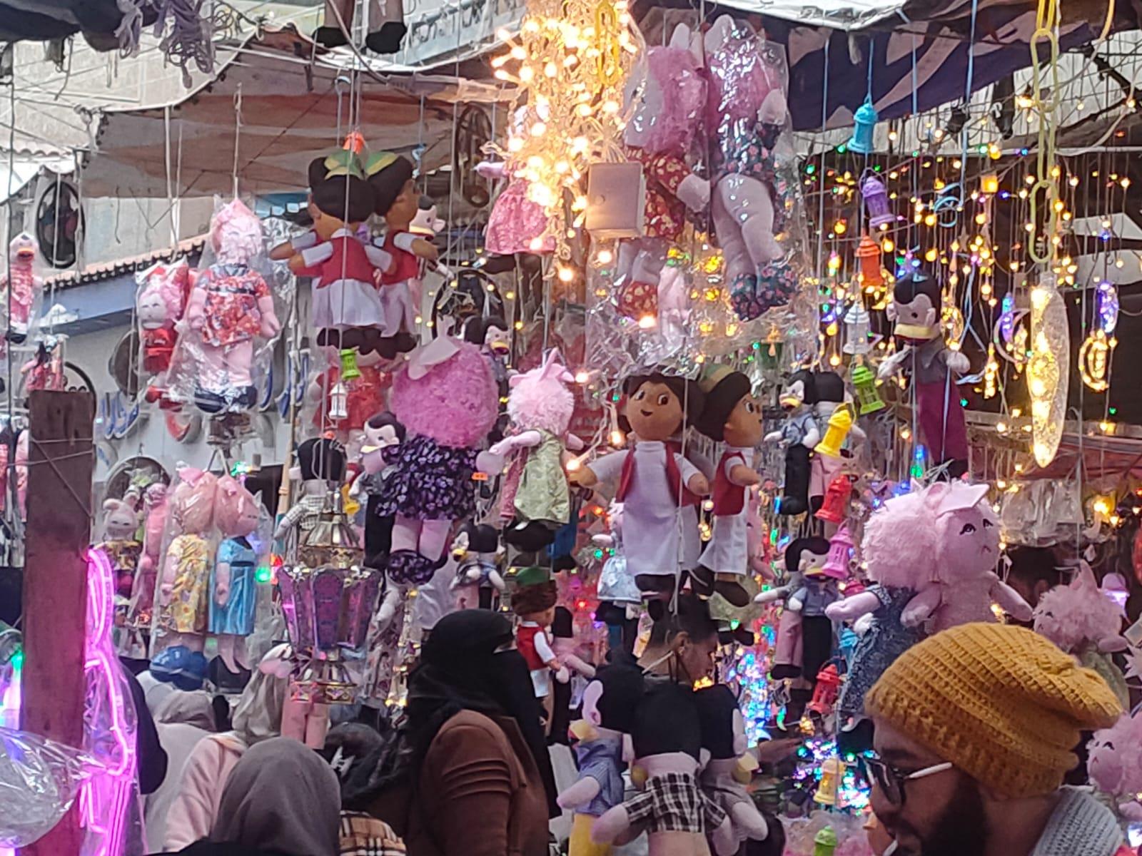شوارع الإسماعيلية تتلون بأضواء فوانيس رمضان.. بوجي و طمطم وبكار الأكثر مبيعا |فيديو وصور 