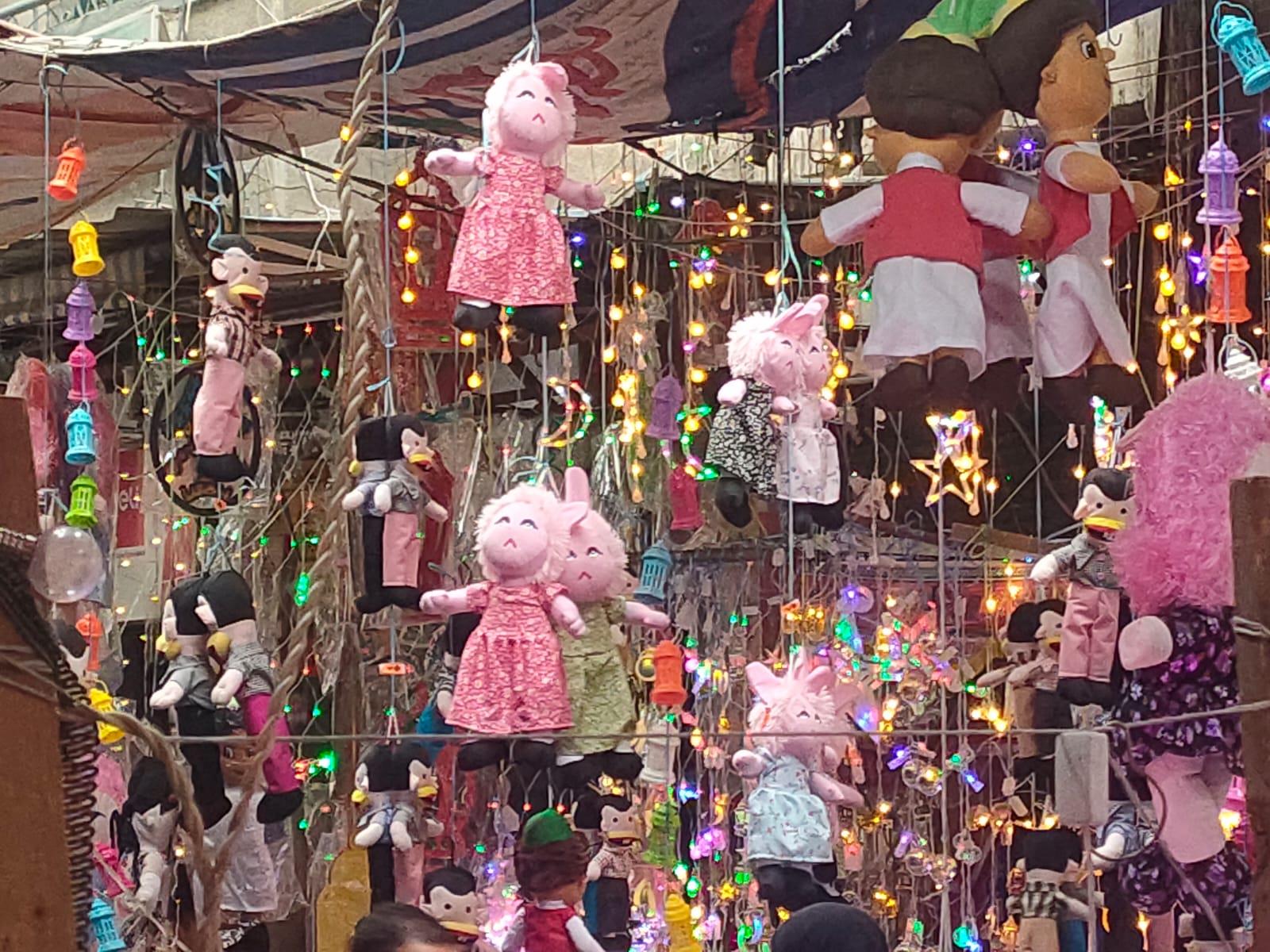 شوارع الإسماعيلية تتلون بأضواء فوانيس رمضان.. بوجي و طمطم وبكار الأكثر مبيعا |فيديو وصور 