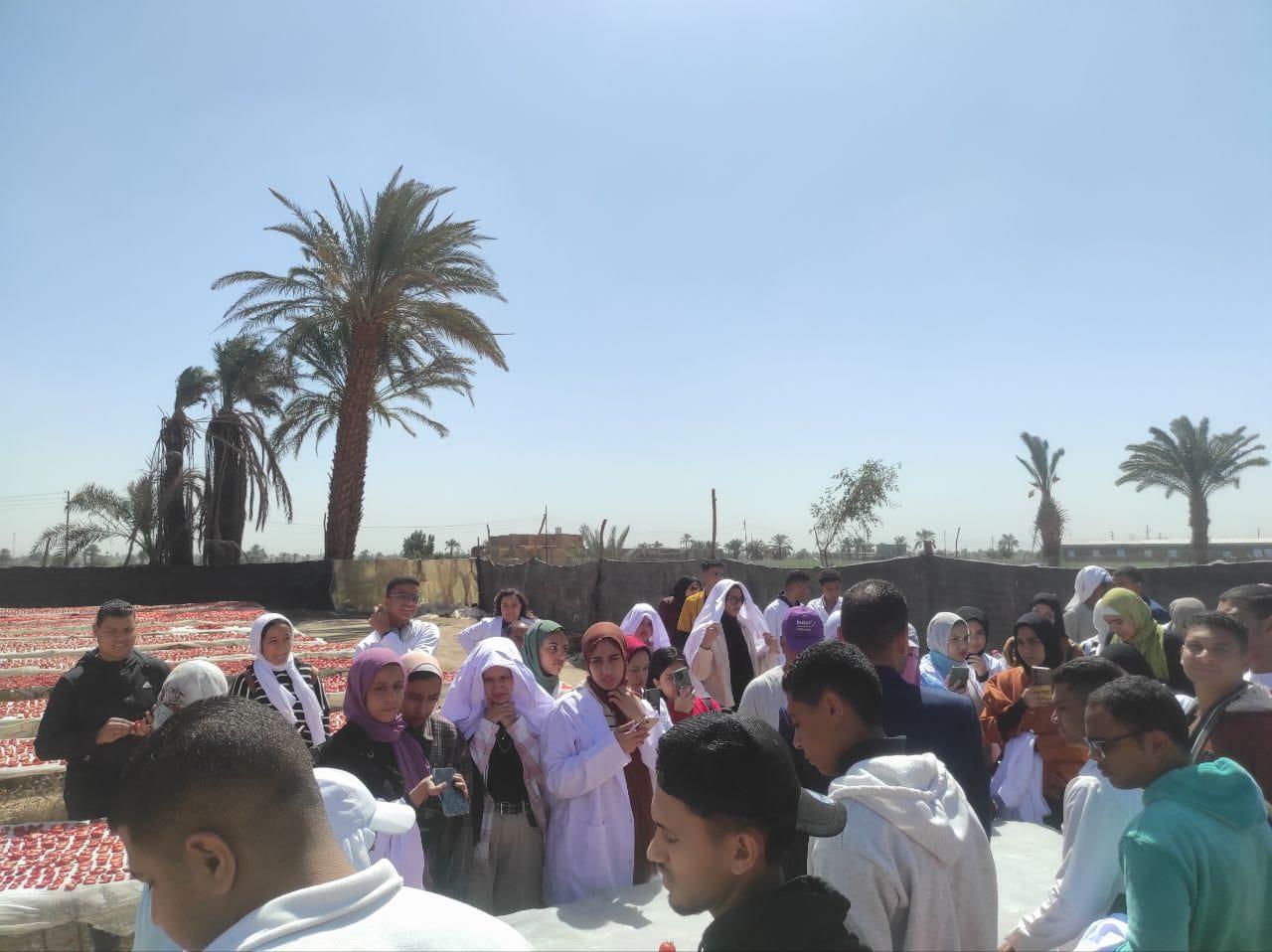 زيارة ميدانية لطلاب برنامج تكنولوجيا التصنيع الغذائي لمعرفة طرق تجفيف الطماطم