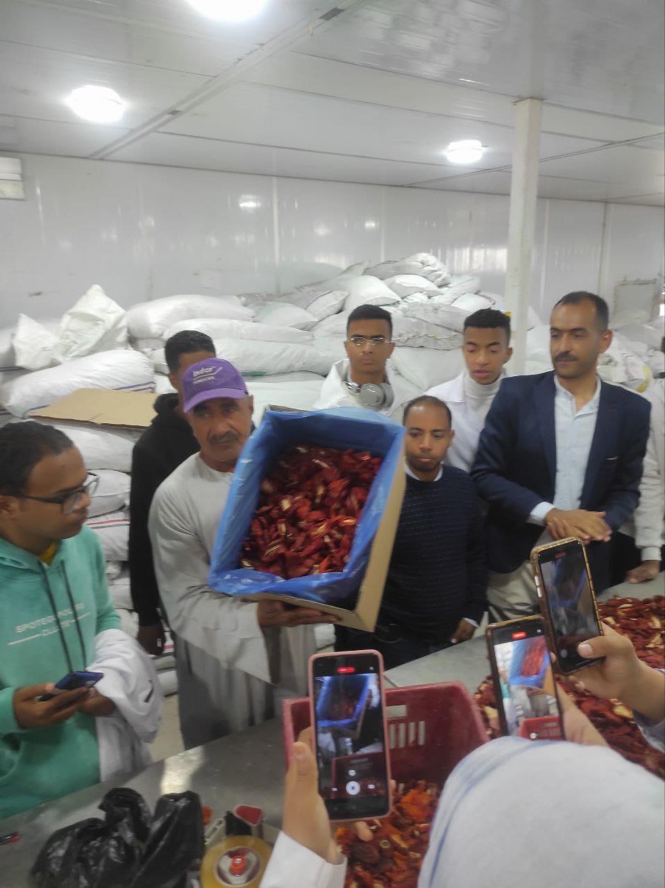 زيارة ميدانية لطلاب برنامج تكنولوجيا التصنيع الغذائي لمعرفة طرق تجفيف الطماطم