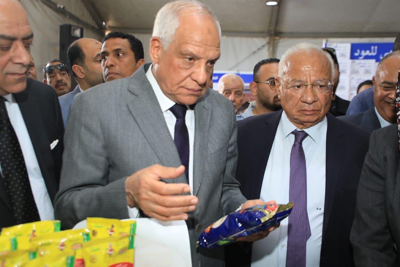 اللواء أحمد راشد محافظ الجيزة داخل معرض "أهلًا رمضان" بامبابه