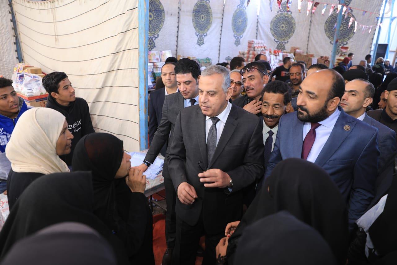 اللواء طارق الفقي محافظ سوهاج خلال افتتاح معرض اهلا رمضان