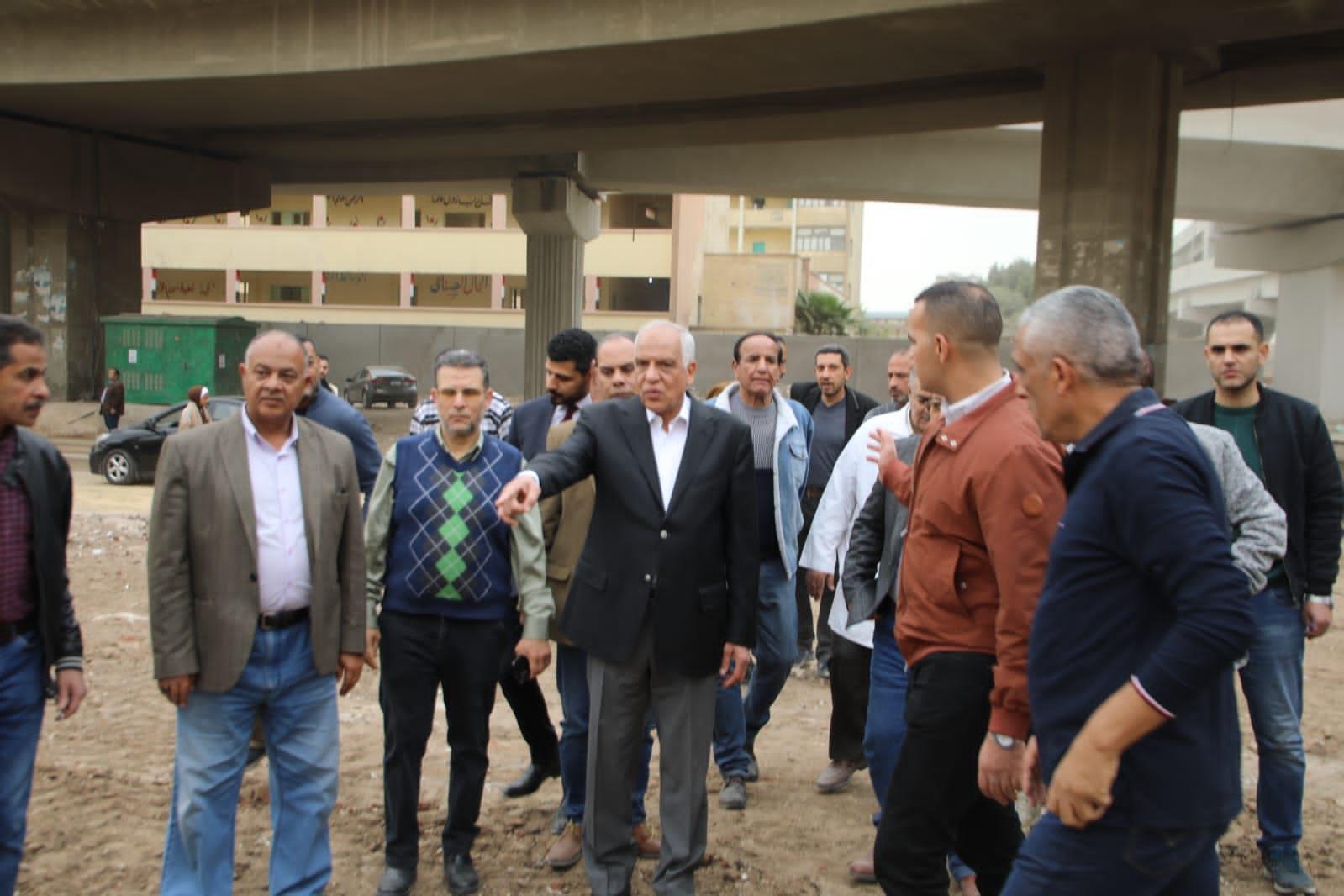 اللواء أحمد راشد محافظ الجيزة خلال جولة تفقدية أسفل محور الفريق كمال عامر نطاق بولاق الدكرور