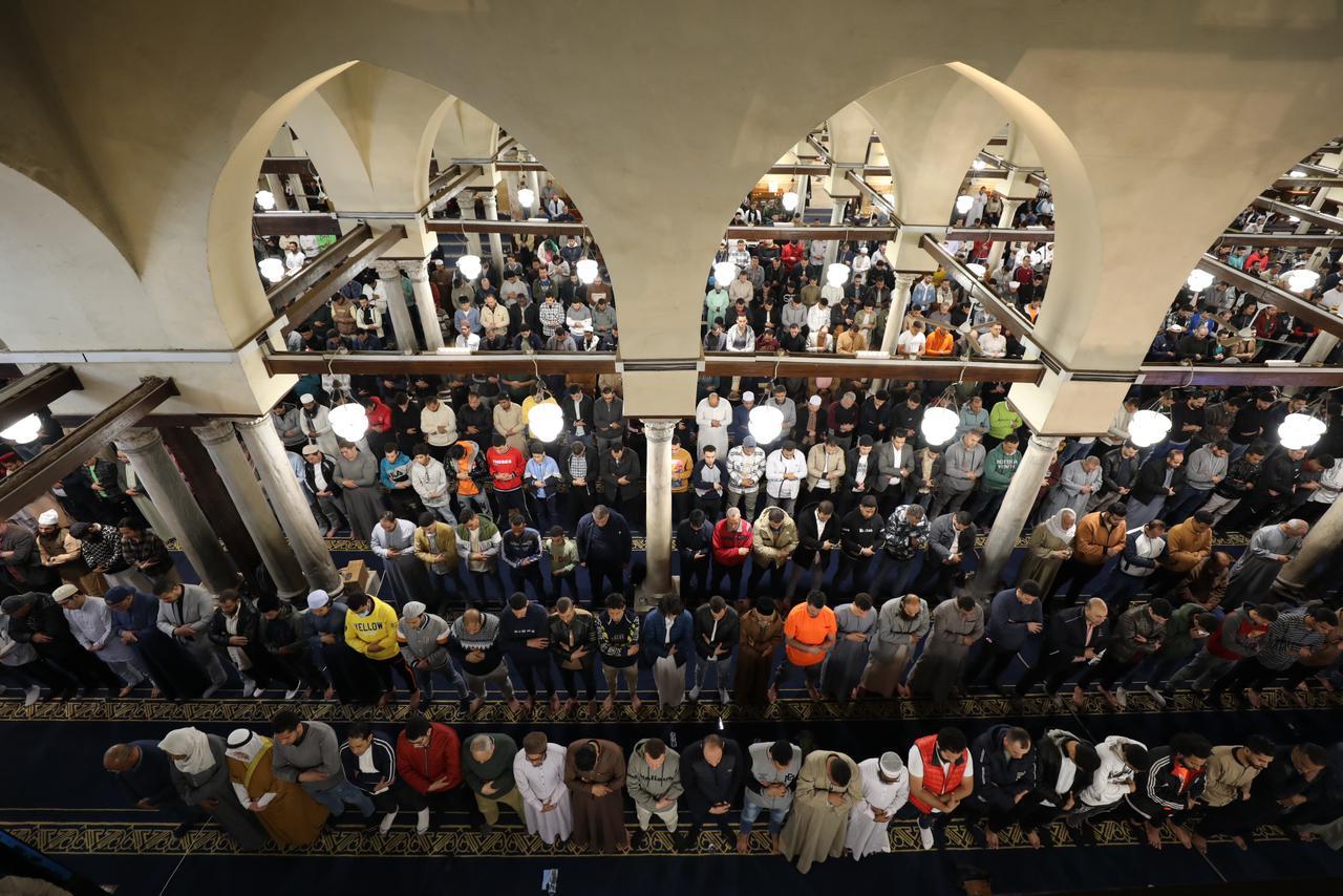 *لتتلاقى القلوب والثقافات.. آلاف المصلين من مختلِف الدول يقصدون الجامع الأزهر لأداء التراويح*