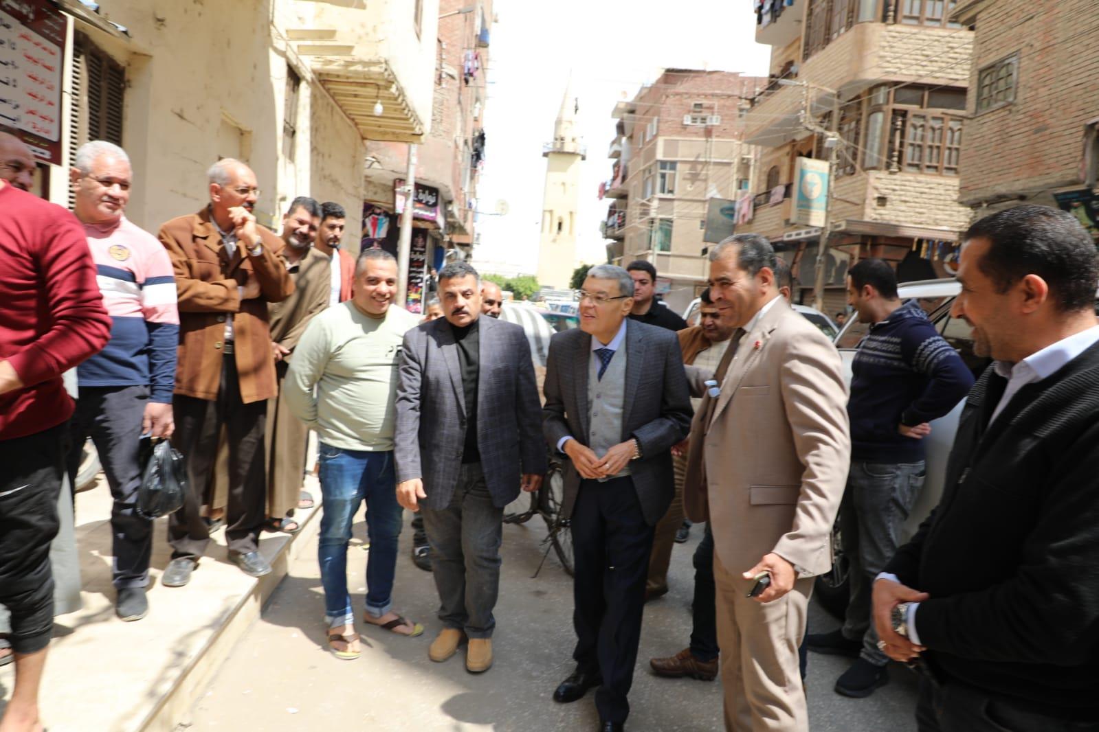 اللواء أسامة القاضى، محافظ المنيا خلال جولة ميدانية