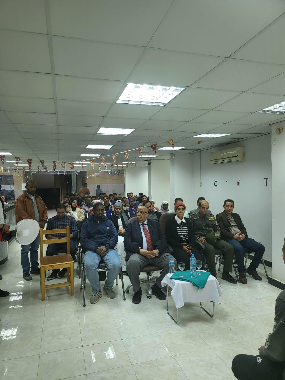 رئيس جامعة الأقصر يشارك الطلاب حفل الإفطار الجماعي السنوي بكلية السياحة والفنادق