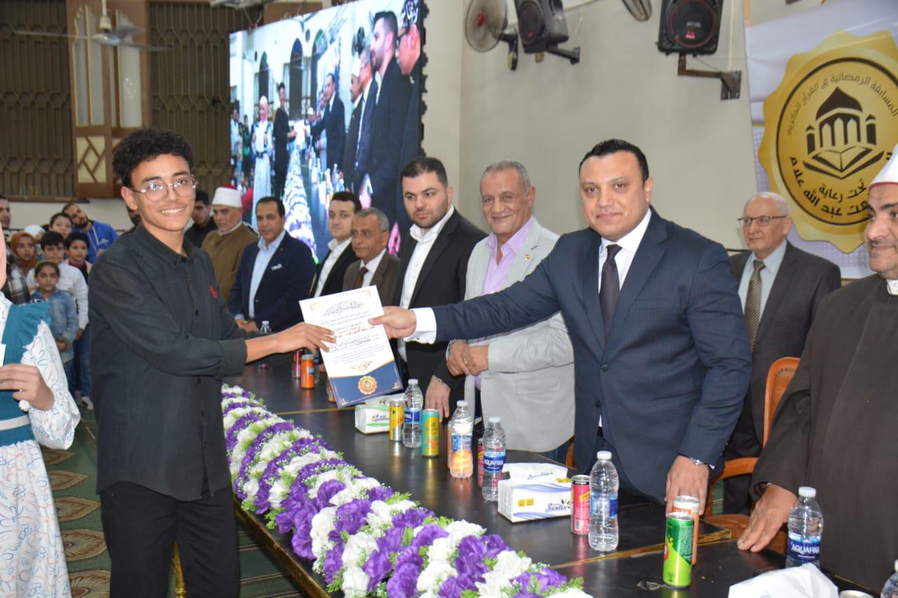 بتوزيع جوائز مسابقة رفعت علام لحفظ القرآن الكريم 
