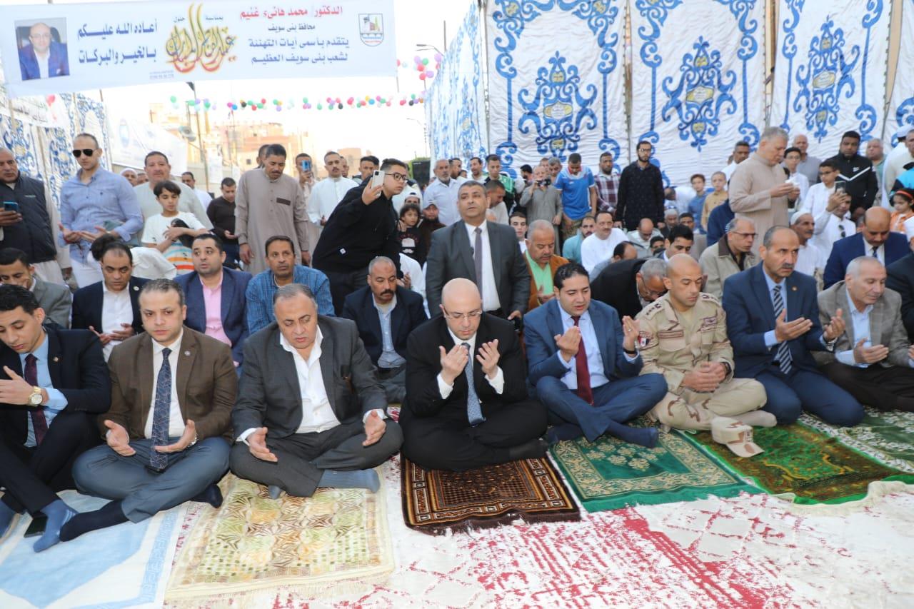 محافظ بني سويف يؤدي صلاة العيد في مسجد عمر بن عبدالعزيز 