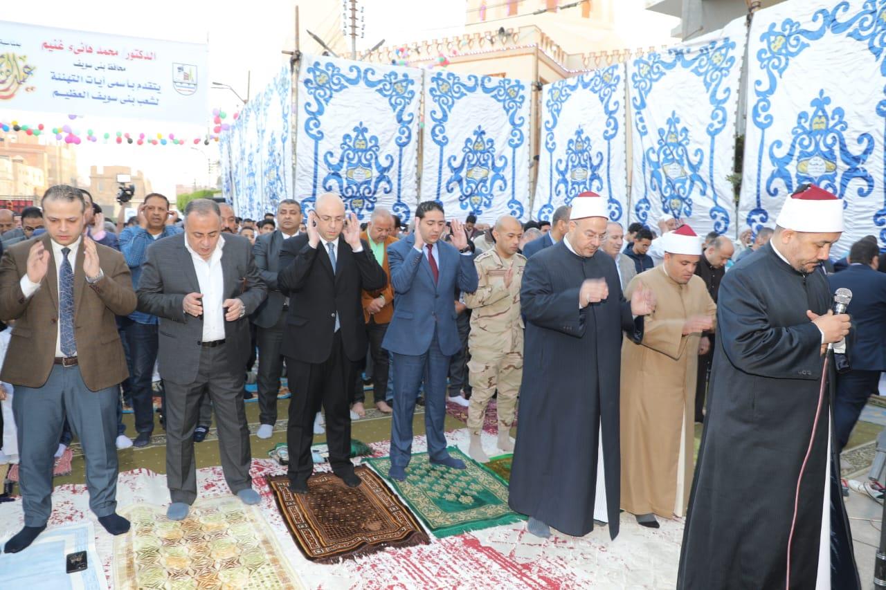 محافظ بني سويف يؤدي صلاة العيد في مسجد عمر بن عبدالعزيز 