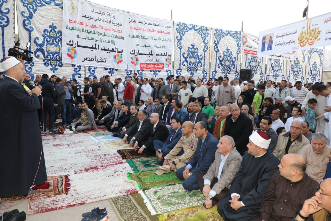 محافظ بني سويف يؤدي صلاة العيد في مسجد عمر بن عبدالعزيز 
