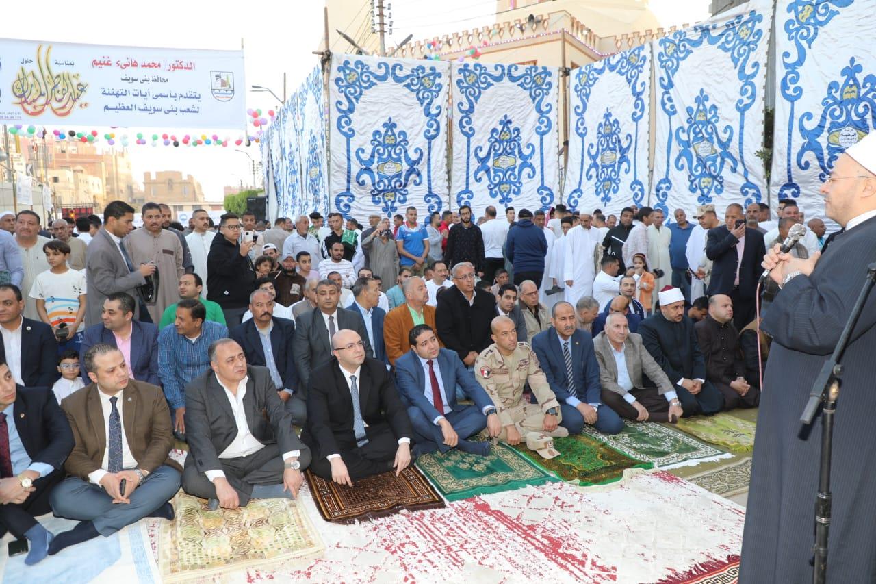 محافظ بني سويف يؤدي صلاة العيد في مسجد عمر بن عبدالعزيز 