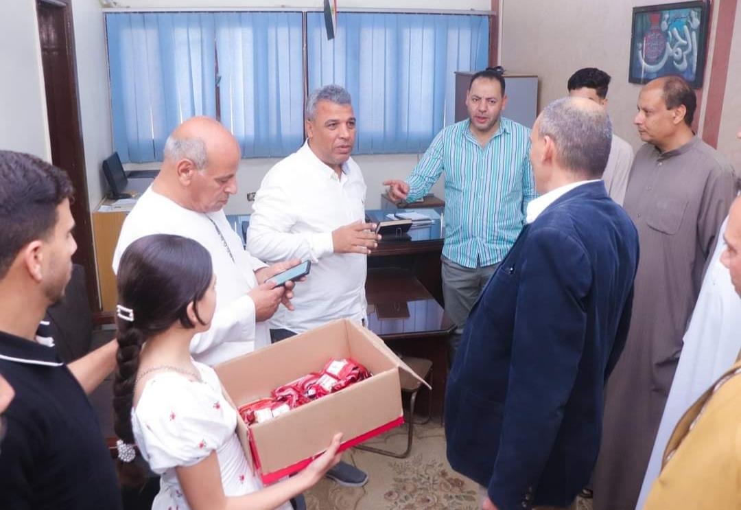 مستقبل وطن بأشمون يشارك أبناء غزة فرحة العيد بالورود والهدايا.. صور