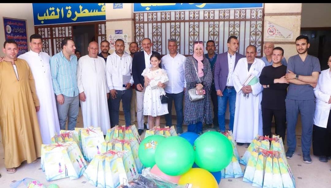 مستقبل وطن بأشمون يشارك أبناء غزة فرحة العيد بالورود والهدايا.. صور