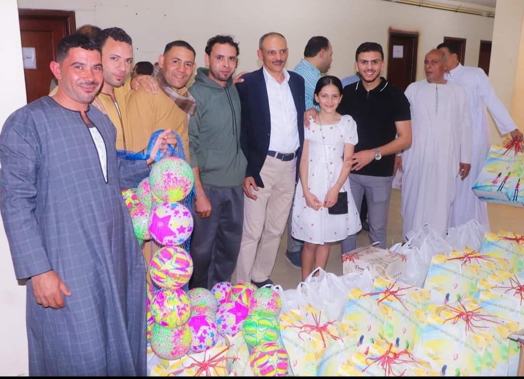 مستقبل وطن بأشمون يشارك أبناء غزة فرحة العيد بالورود والهدايا.. صور