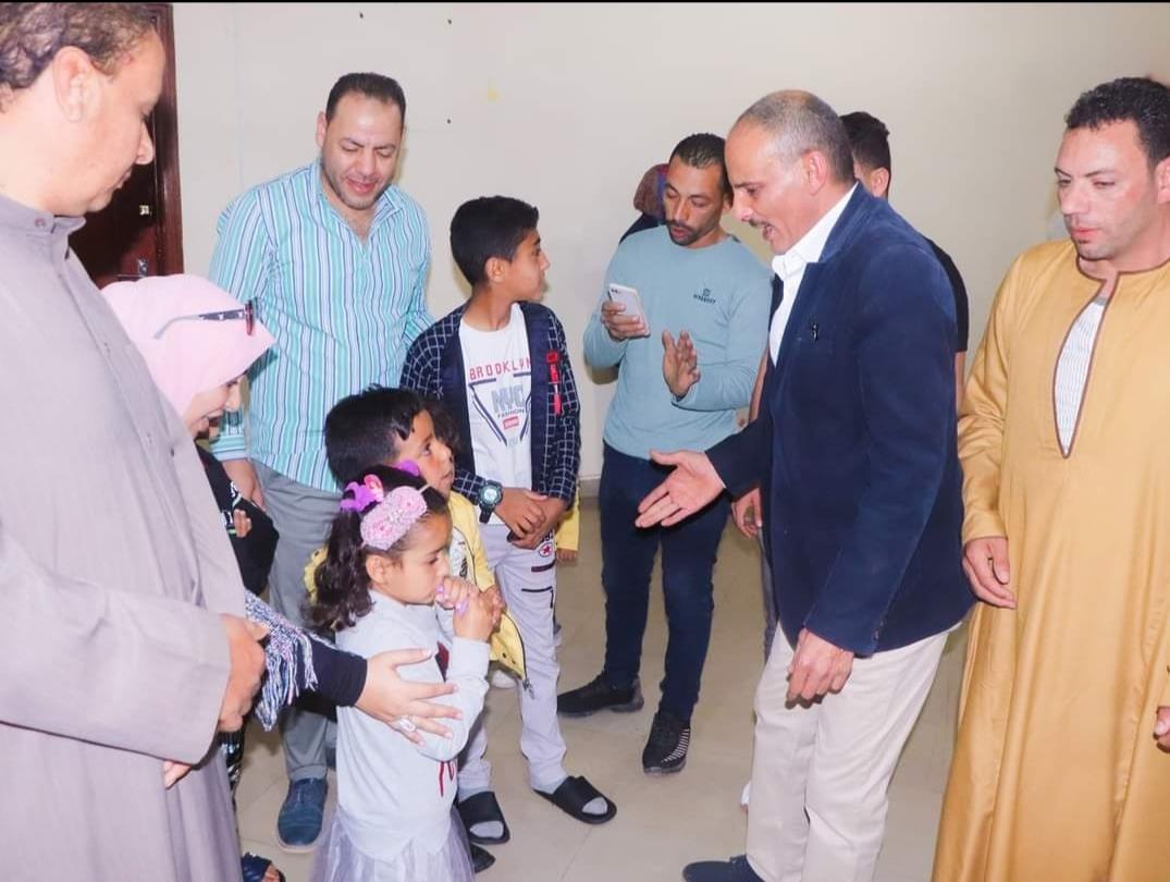 مستقبل وطن بأشمون يشارك أبناء غزة فرحة العيد بالورود والهدايا.. صور