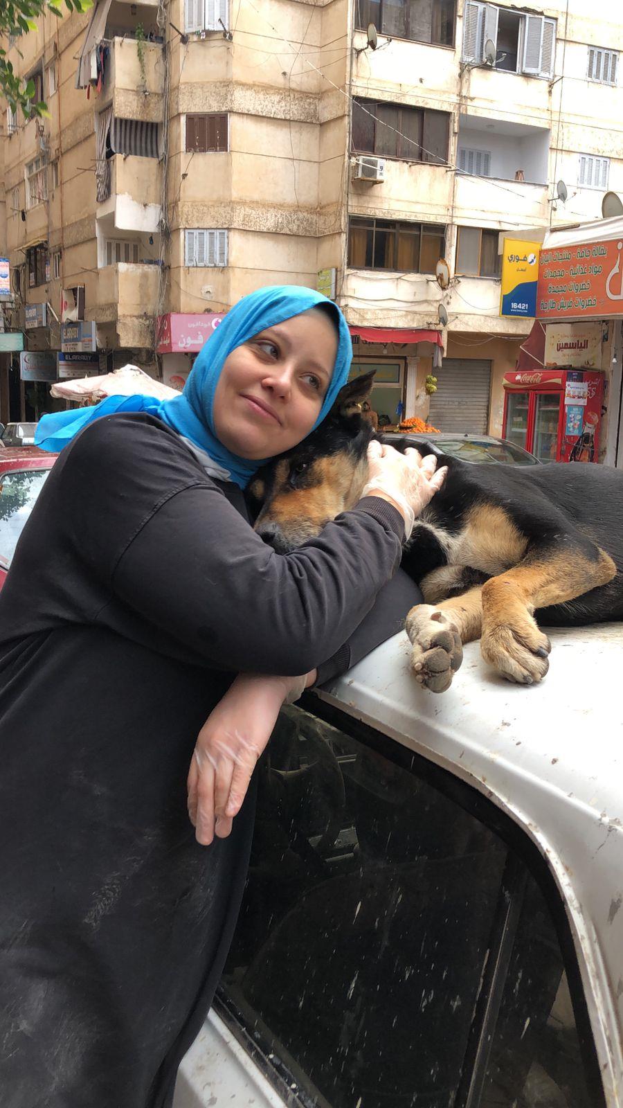 نهى وندا تطعمان الكلاب والقطط