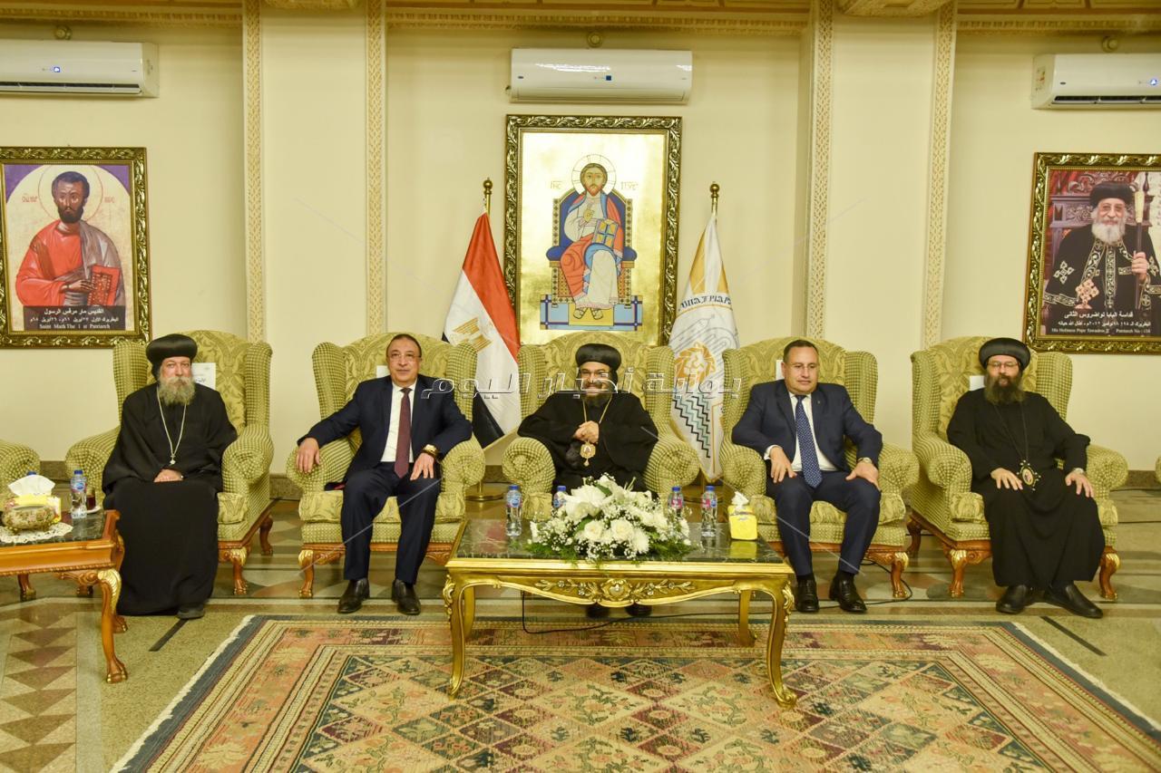 محافظ ورموز  الإسكندرية يهنئون الأقباط بعيد القيامة المجيد بالمقر البابوي
