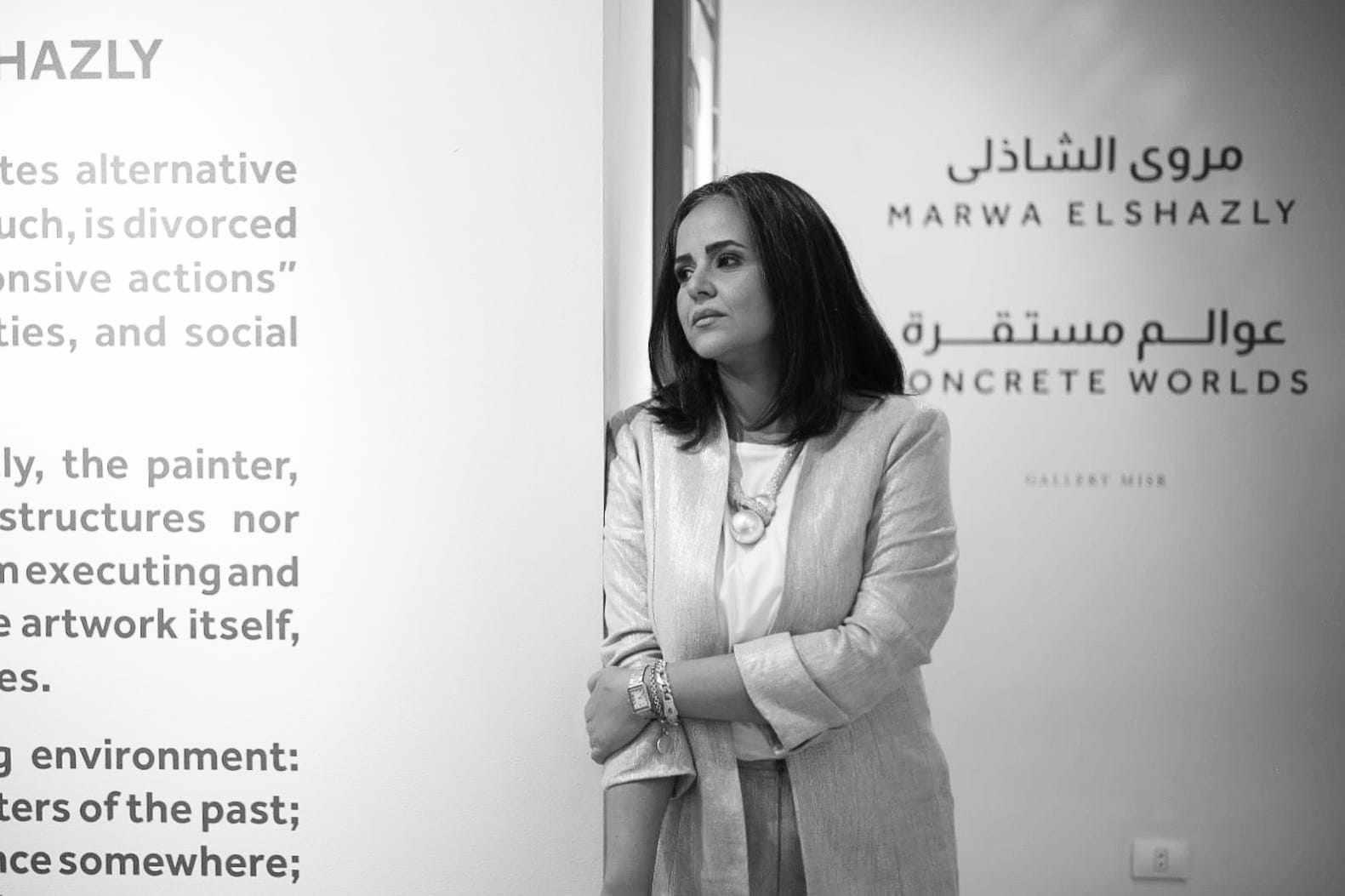 منى الشاذلى تحتفل بافتتاح معرض شقيقتها
