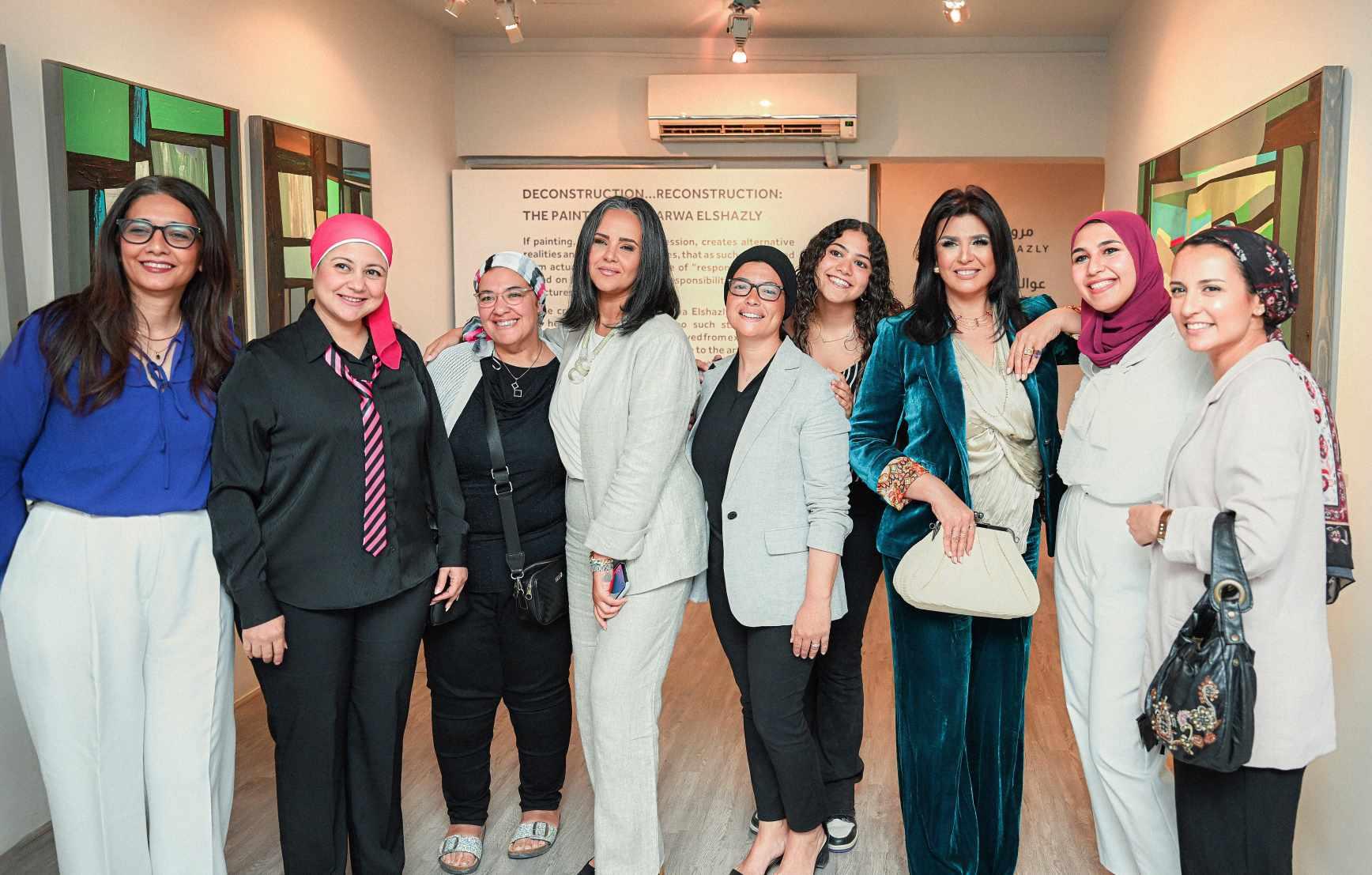 منى الشاذلى تحتفل بافتتاح معرض شقيقتها