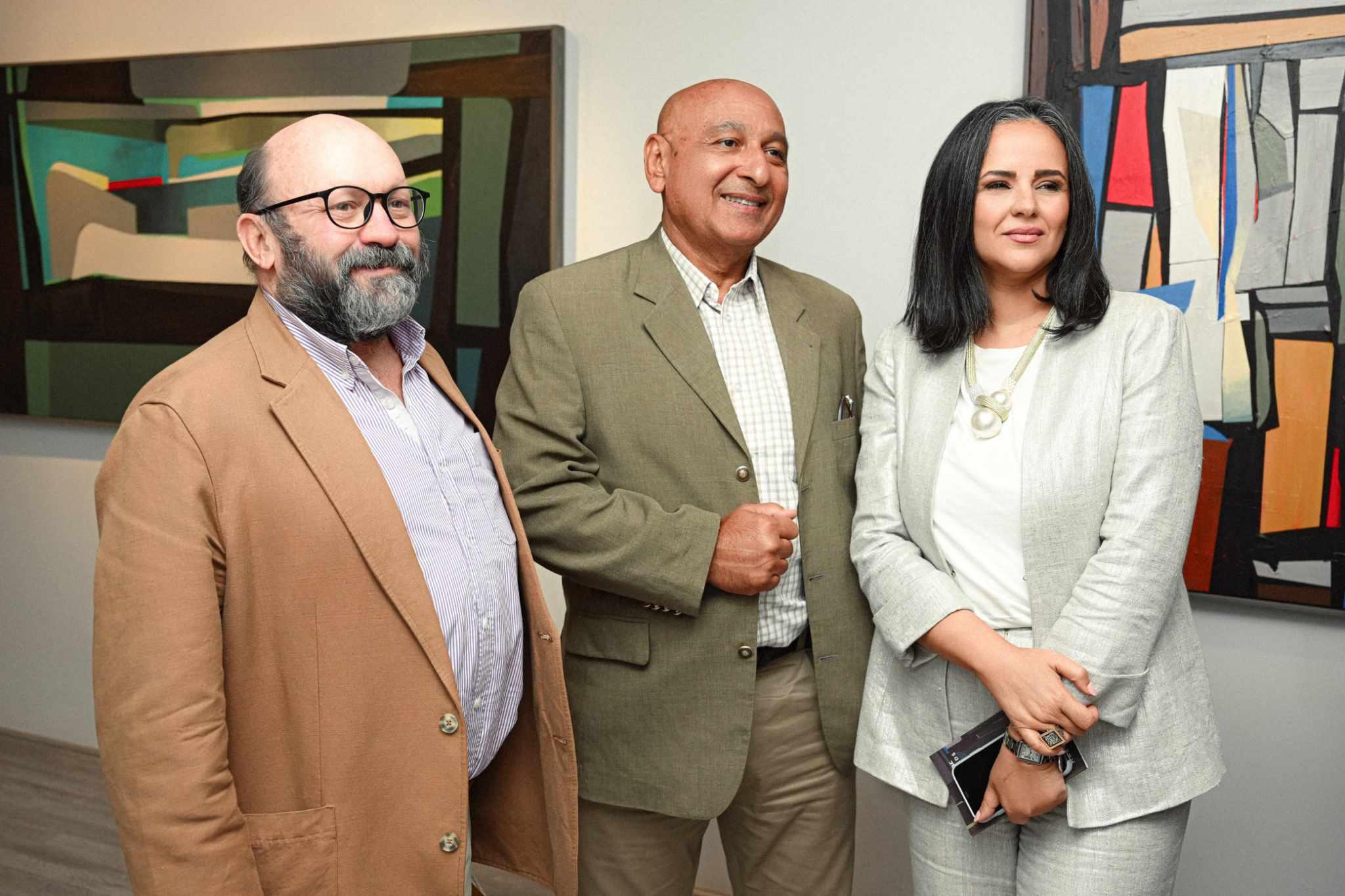 منى الشاذلى تحتفل بافتتاح معرض شقيقتها