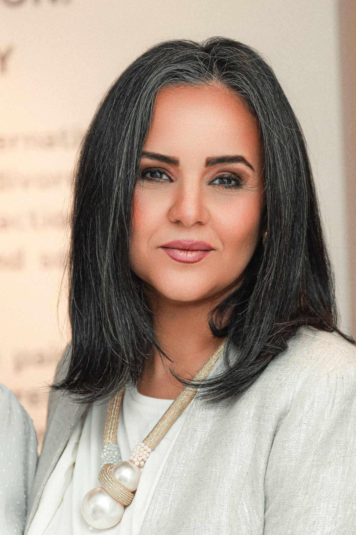 منى الشاذلى تحتفل بافتتاح معرض شقيقتها