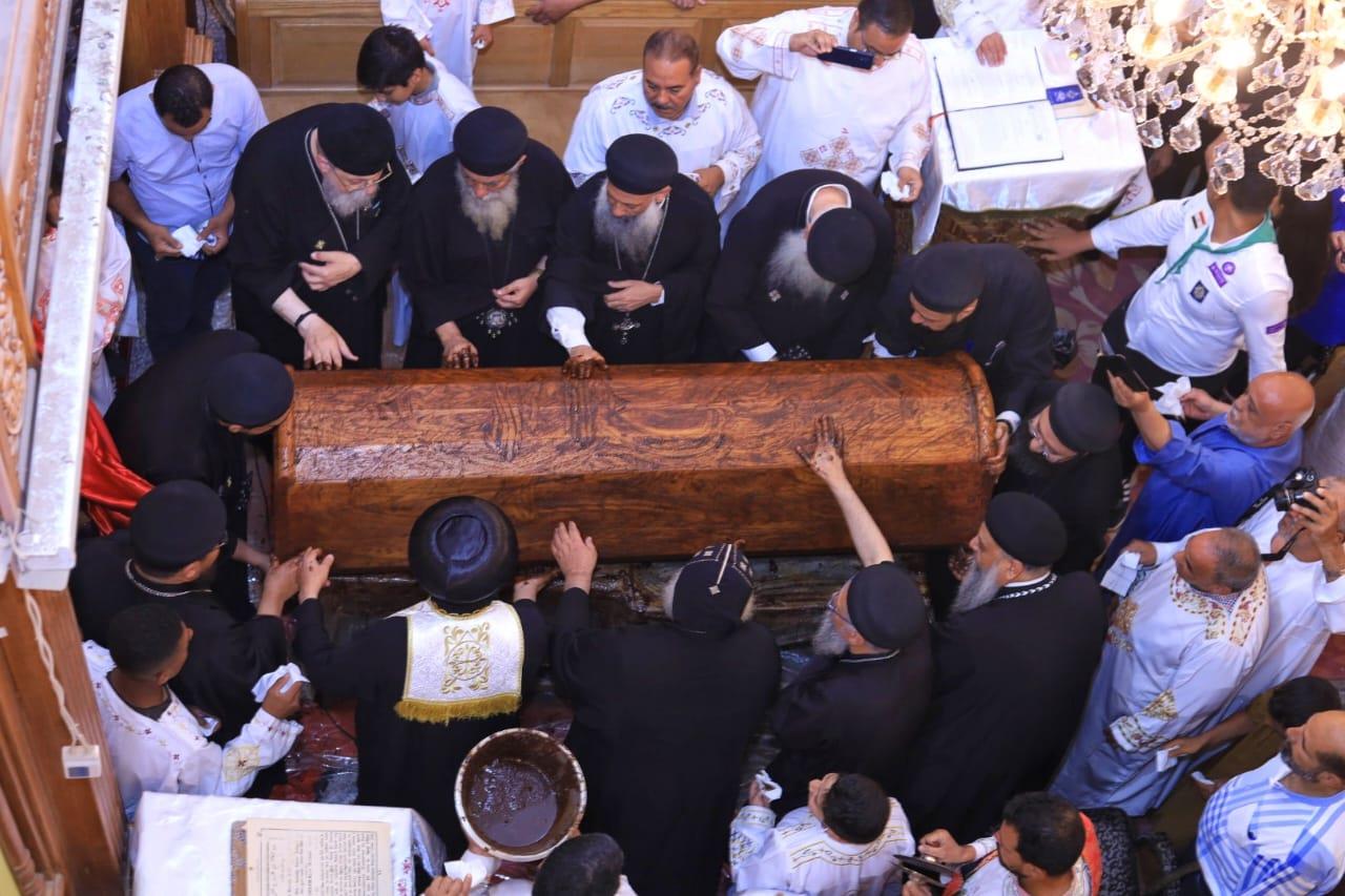  أقباط إسنا يحتفلون بعيد إستشهاد الأم دولاجى وأولادها الأربعة بكنيستها جنوب الأقصر 