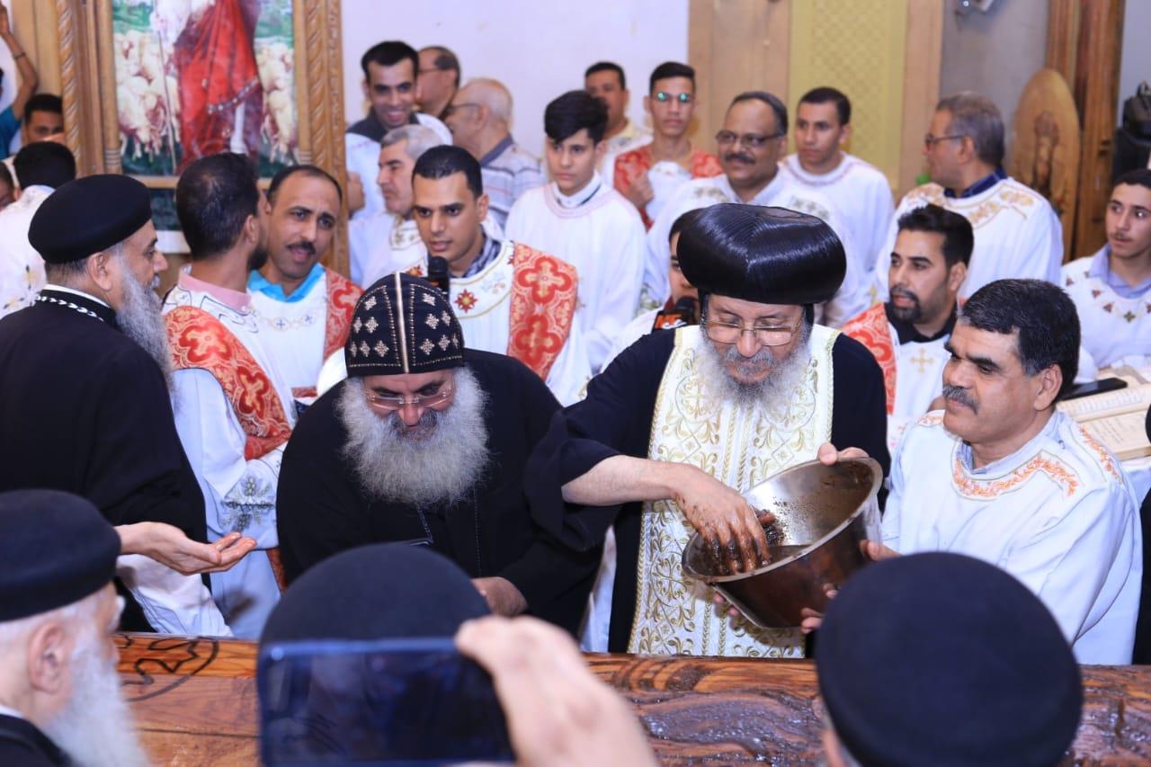  أقباط إسنا يحتفلون بعيد إستشهاد الأم دولاجى وأولادها الأربعة بكنيستها جنوب الأقصر 