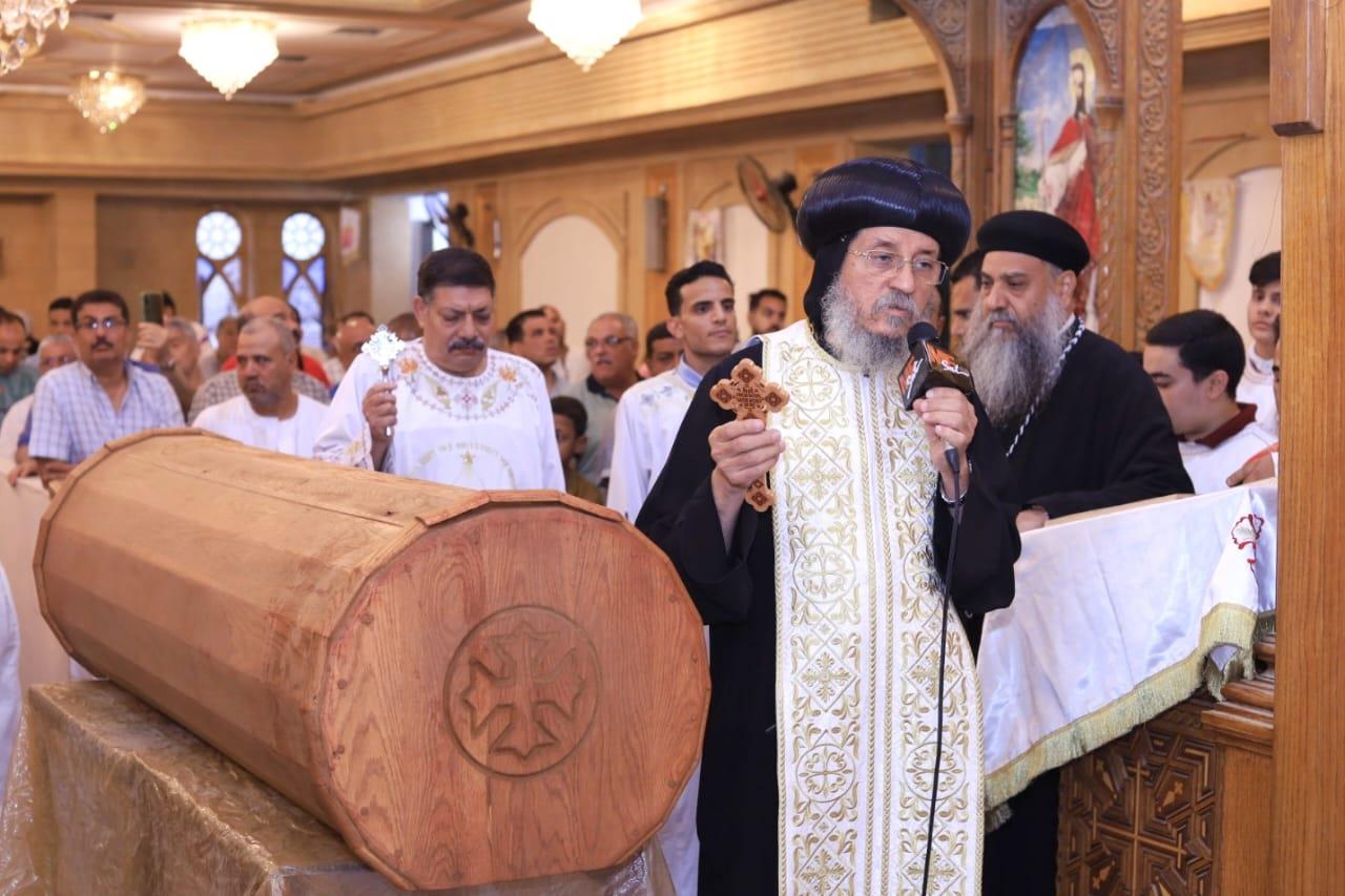  أقباط إسنا يحتفلون بعيد إستشهاد الأم دولاجى وأولادها الأربعة بكنيستها جنوب الأقصر 