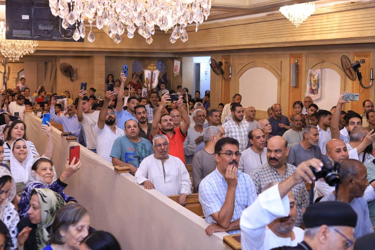  أقباط إسنا يحتفلون بعيد إستشهاد الأم دولاجى وأولادها الأربعة بكنيستها جنوب الأقصر 