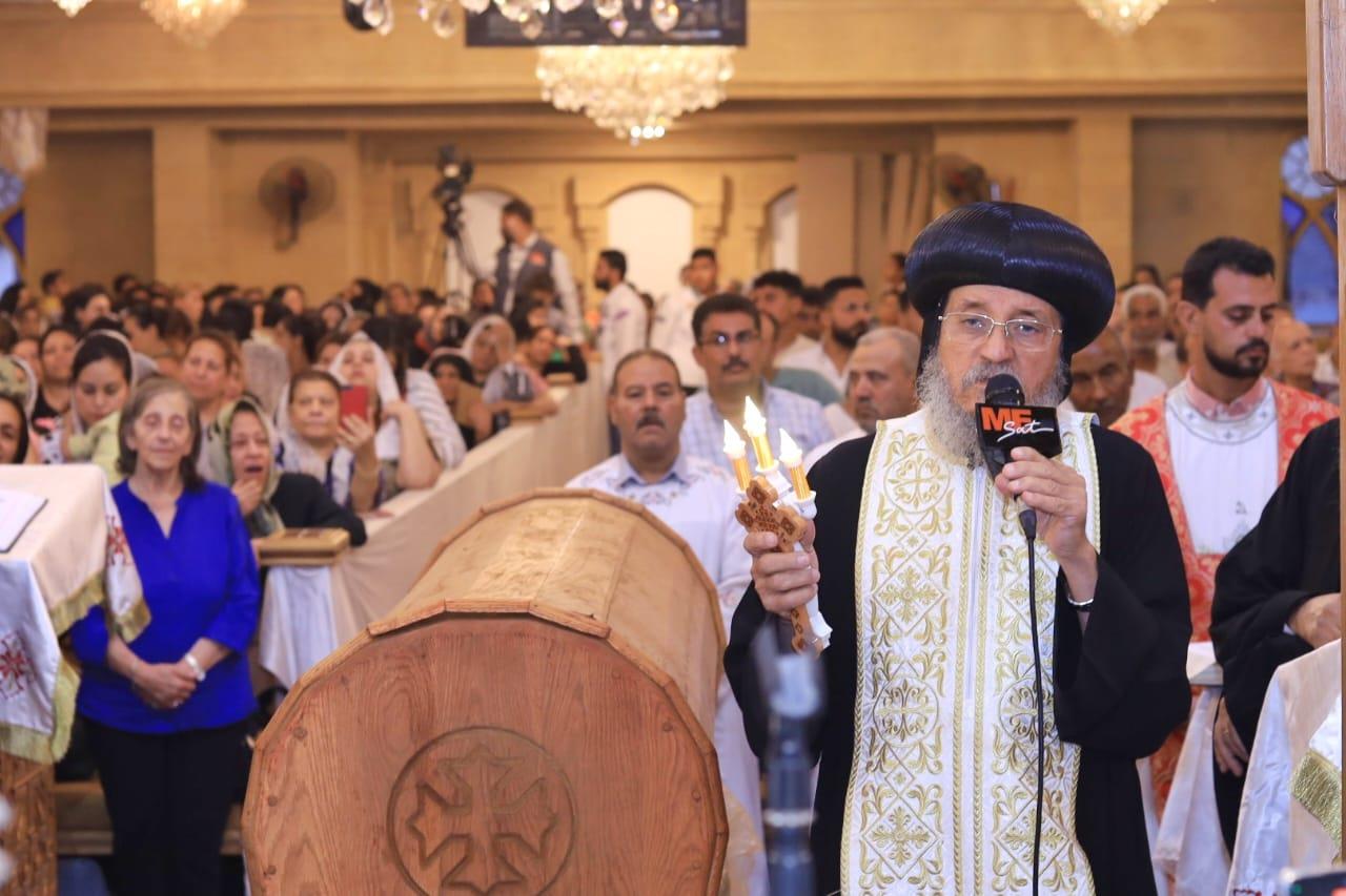  أقباط إسنا يحتفلون بعيد إستشهاد الأم دولاجى وأولادها الأربعة بكنيستها جنوب الأقصر 