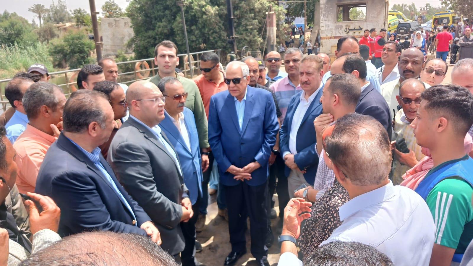 محافظ الجيزة: تقديم الدعم الكامل لأسر المتوفين والمصابين ونقل المصابين لمستشفيات.