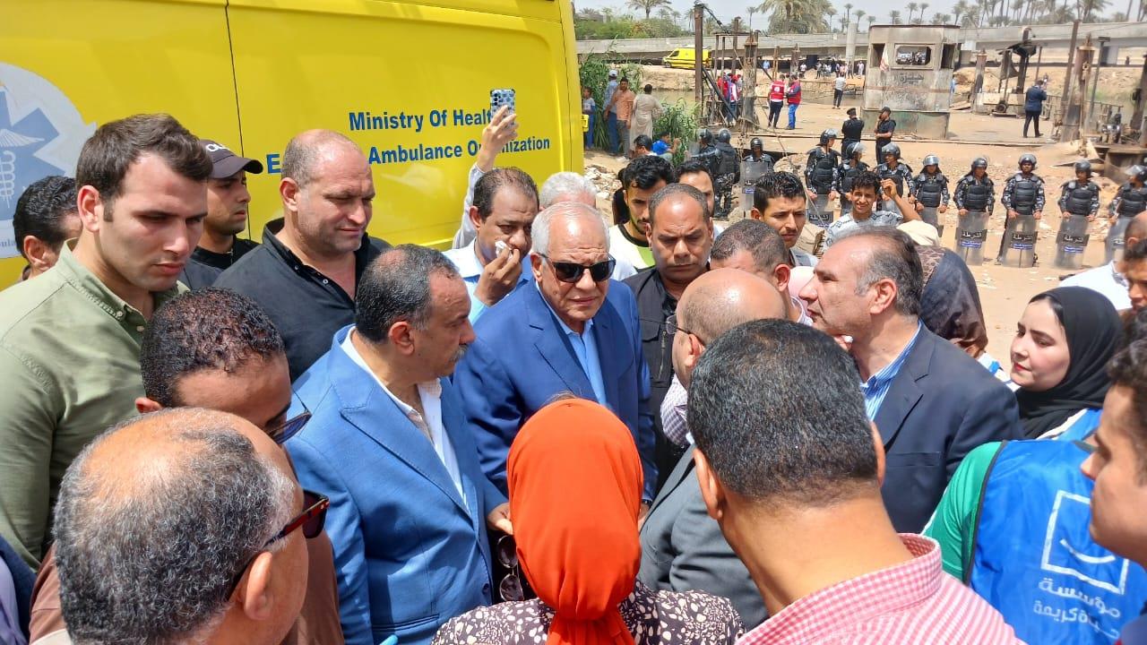 محافظ الجيزة: تقديم الدعم الكامل لأسر المتوفين والمصابين ونقل المصابين لمستشفيات.