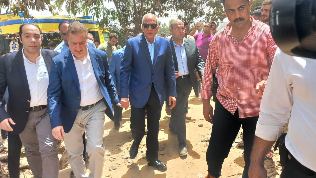 محافظ الجيزة: تقديم الدعم الكامل لأسر المتوفين والمصابين ونقل المصابين لمستشفيات.