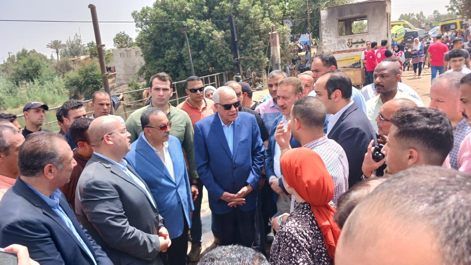 محافظ الجيزة: تقديم الدعم الكامل لأسر المتوفين والمصابين ونقل المصابين لمستشفيات.