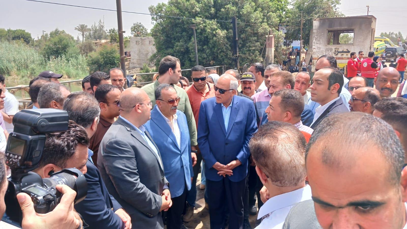 محافظ الجيزة: تقديم الدعم الكامل لأسر المتوفين والمصابين ونقل المصابين لمستشفيات.