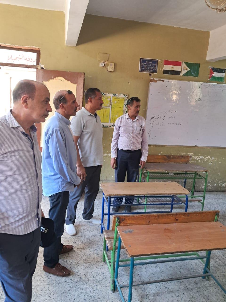 مدير تعليم الجيزة يتفقد لجان الثانوية العامة استعداد لاستئناف الامتحانات غدا