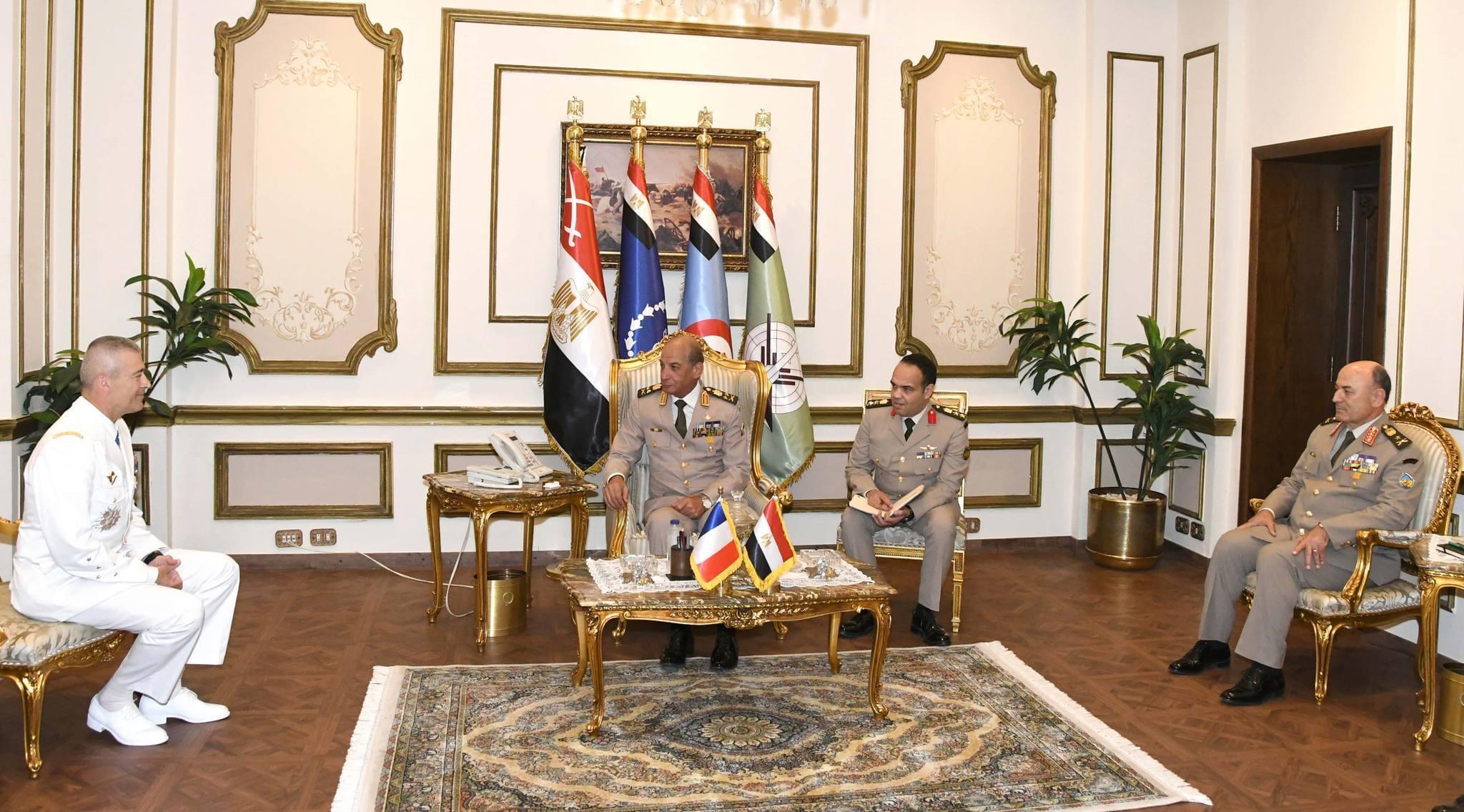 القائد العام للقوات المسلحة ورئيس الأركان يلتقيان رئيس هيئة الأركان العامة للقوات المسلحة الفرنسية 