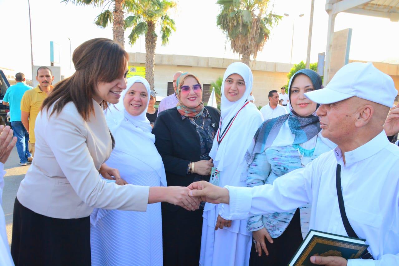 نائب محافظ البحيرة تستقبل حجاج بيت الله الحرام بمجمع مواقف دمنهور. 