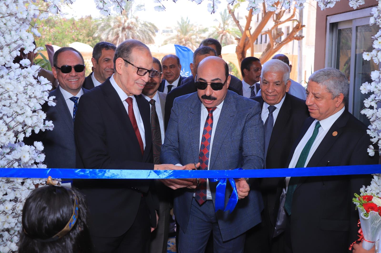 المستشار حافظ عباس- رئيس هيئة النيابة الإدارية واللواء أشرف عطية- محافظ أسوان خلال الافتتاح