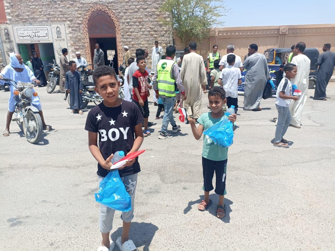مستقبل وطن الأقصر يوزع الهدايا على المواطنين بمناسبة ذكرى 30 يونيو