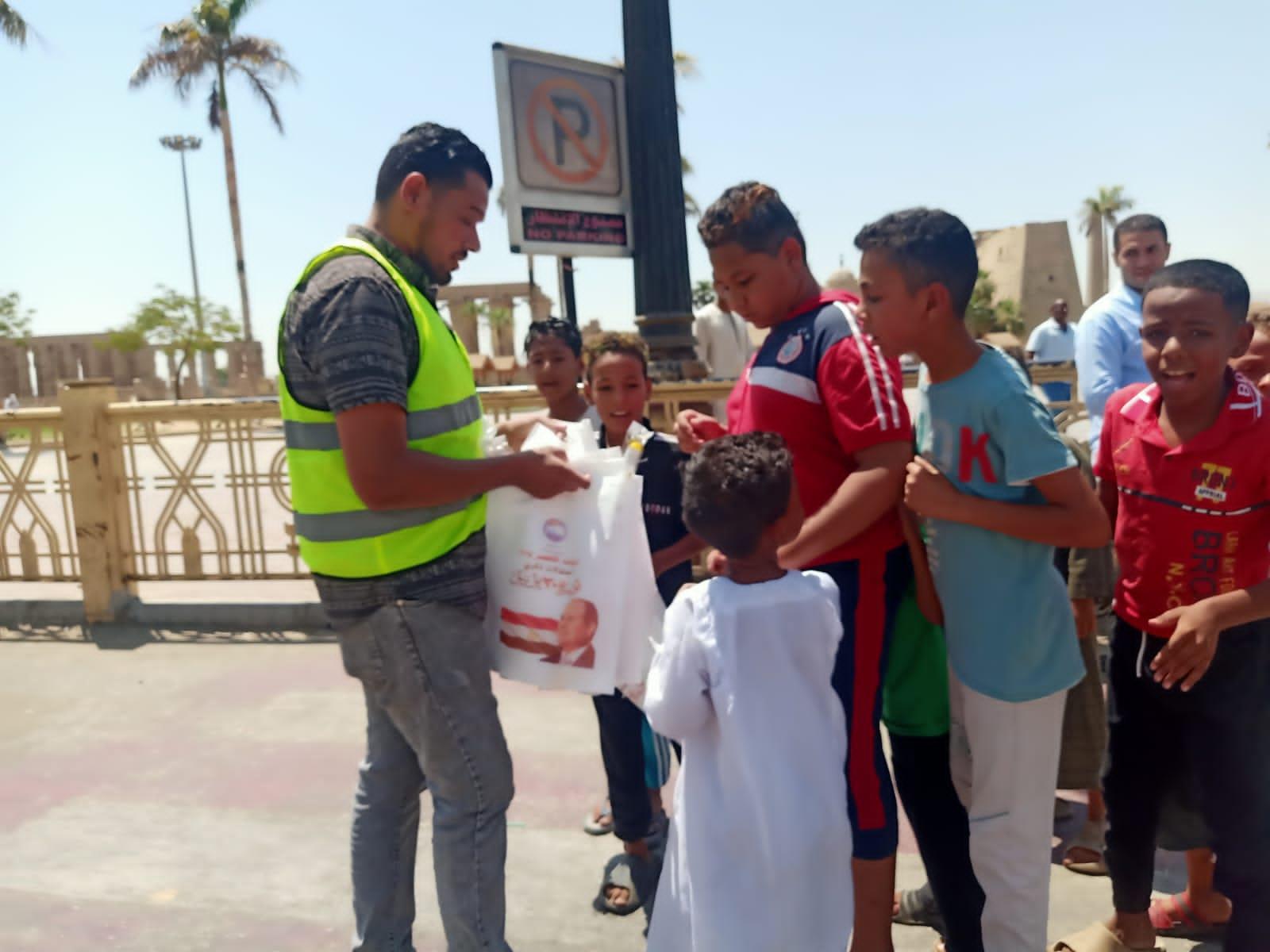 مستقبل وطن الأقصر يوزع الهدايا على المواطنين بمناسبة ذكرى 30 يونيو