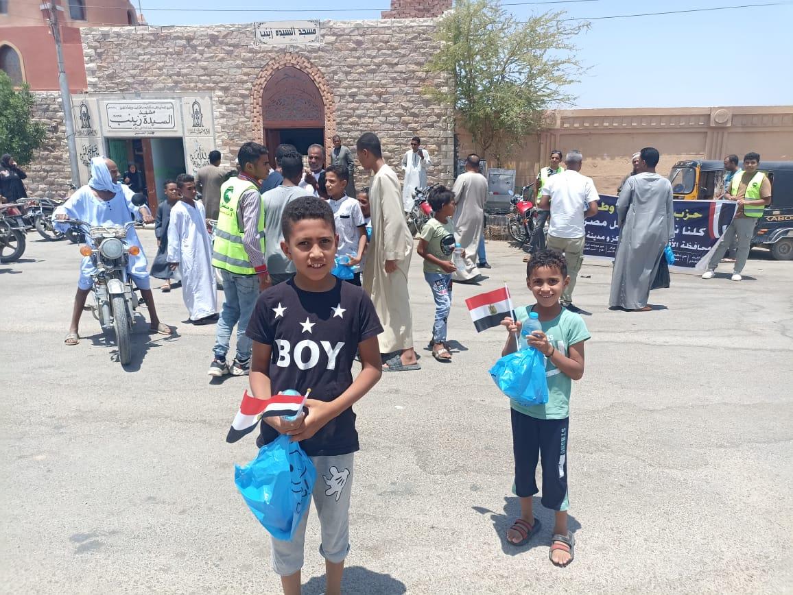 مستقبل وطن الأقصر يوزع الهدايا على المواطنين بمناسبة ذكرى 30 يونيو