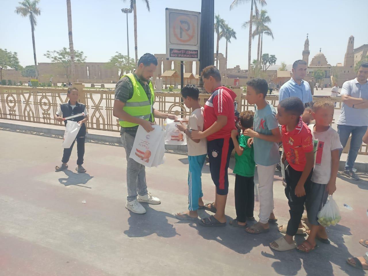 مستقبل وطن الأقصر يوزع الهدايا على المواطنين بمناسبة ذكرى 30 يونيو