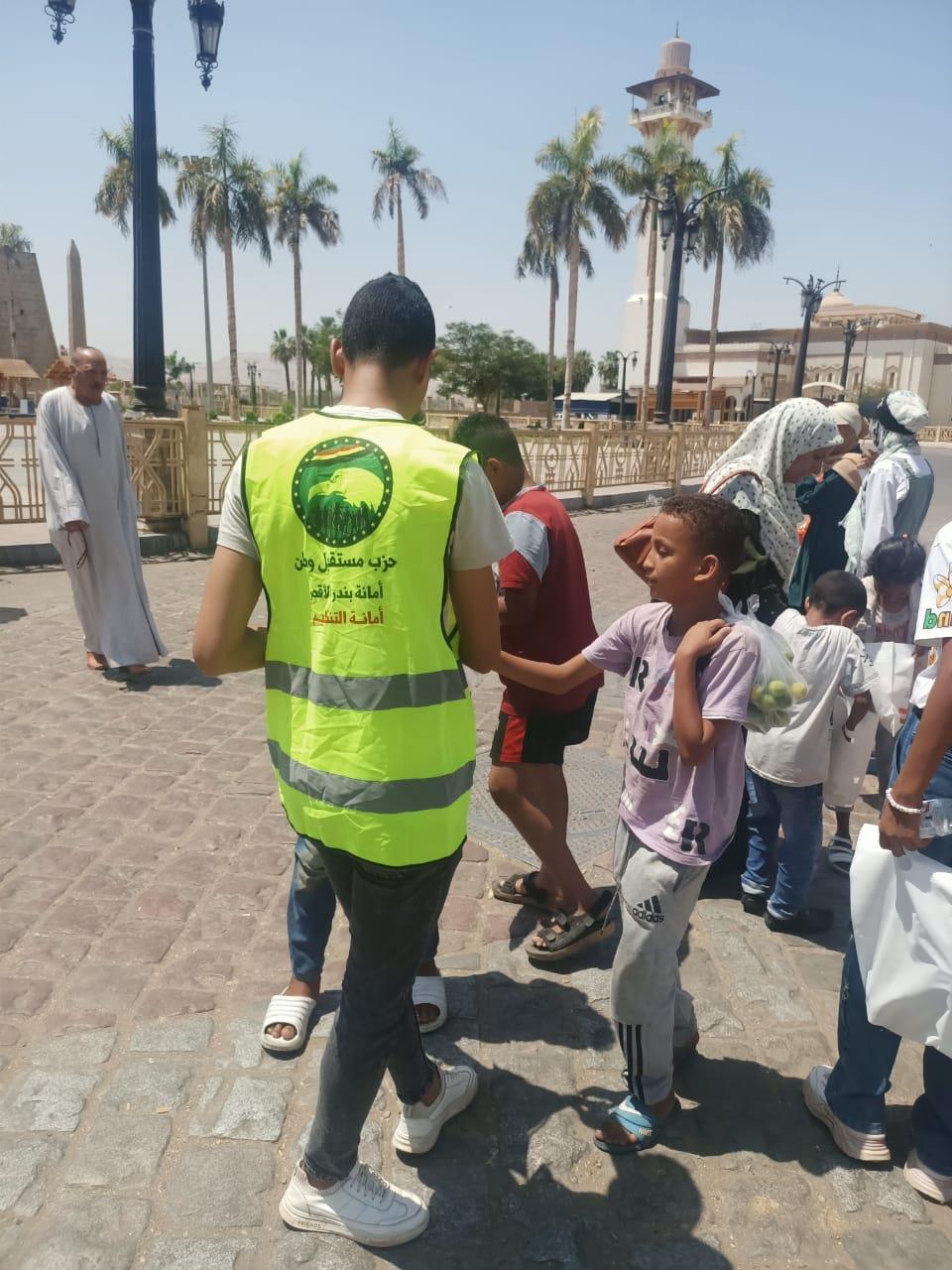 مستقبل وطن الأقصر يوزع الهدايا على المواطنين بمناسبة ذكرى 30 يونيو
