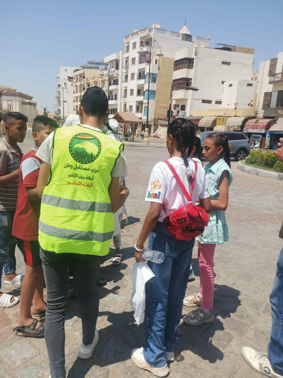 مستقبل وطن الأقصر يوزع الهدايا على المواطنين بمناسبة ذكرى 30 يونيو