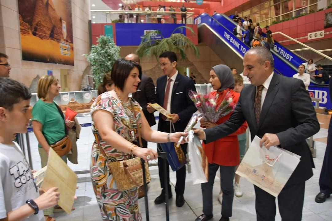 رئيس مدينة شرم الشيخ يستقبل أولى الرحلات القادمة من مطار مدريد