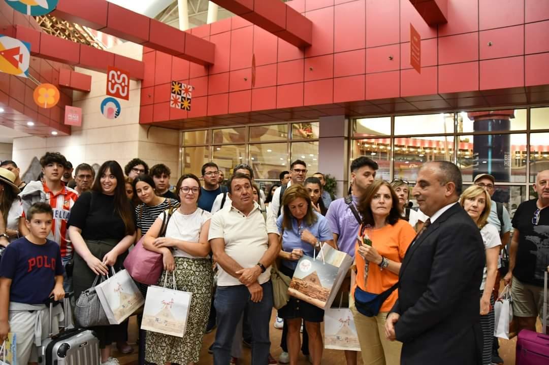 رئيس مدينة شرم الشيخ يستقبل أولى الرحلات القادمة من مطار مدريد