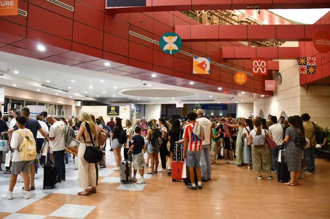 رئيس مدينة شرم الشيخ يستقبل أولى الرحلات القادمة من مطار مدريد